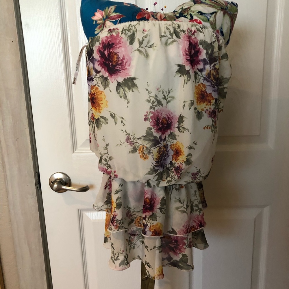 🤍🤍STRAPLESS WHITE FLORAL TOP🤍🤍